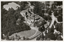 7638 Luchtfoto van het Grand Hotel Astoria Chalet (Julianalaan 4) te Baarn uit het zuiden.